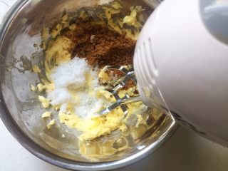 一口一个的香甜南瓜小蛋糕,黄油软化后，加细砂糖、红糖、盐，用打蛋器打发，直到体积膨大，呈轻盈的羽毛状