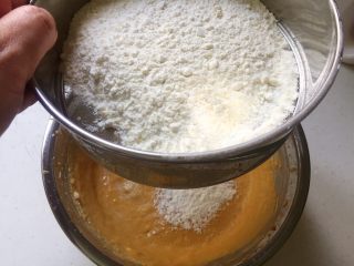 一口一个的香甜南瓜小蛋糕,低粉和泡打粉混合均匀后，筛入黄油糊中