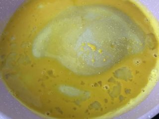 宝宝版煎饼果子,表面快要凝固时候，加入提前打散的蛋液，晃动平底锅，让蛋液铺在面糊上
