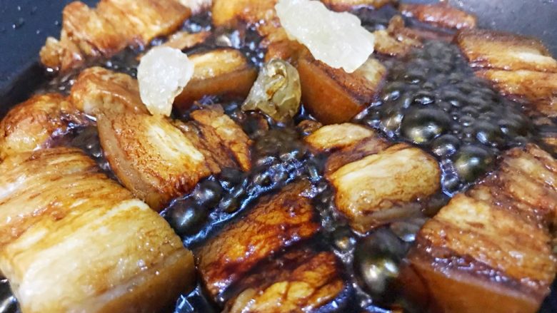 老上海风味的红烧肉,炒匀后下入冰糖，15g～20g都可以，看自己的喜甜度