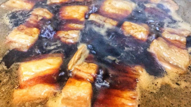 老上海风味的红烧肉,倒入没过肉的沸水，煮一会
撇去浮沫后盖盖，小火慢慢炖
1个小时左右