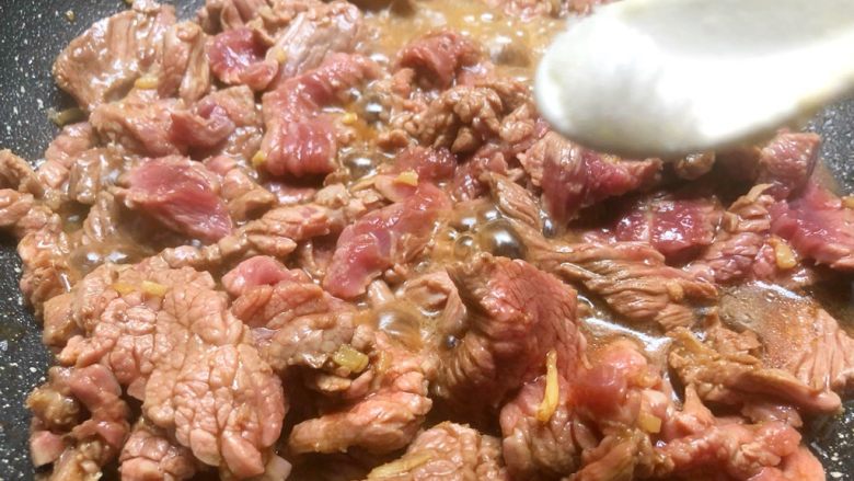 孜然牛肉,放入1g盐，翻炒2分钟，盖上盖子把锅里的汤汁焖干