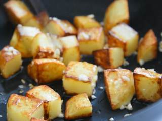 孜然土豆—越吃越香，根本停不下来,倒入蒜末炒匀，即可出锅。