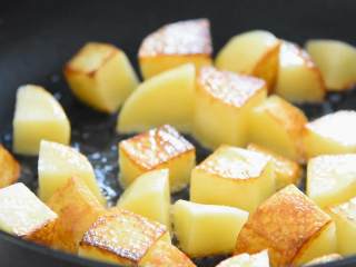 孜然土豆—越吃越香，根本停不下来,热锅冷油，土豆小火煎至焦黄色。