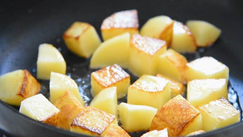 孜然土豆—越吃越香，根本停不下来,热锅冷油，土豆小火煎至焦黄色。