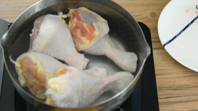 私房卤鸡腿—不用等老板加鸡腿，自己卤一个，吃起来超有满足感,鸡腿冷水下锅。