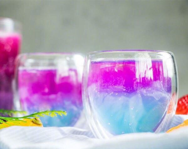 火龙果气泡饮料
,如果喜欢淡一点的色彩，火龙果汁调稀一点即可～