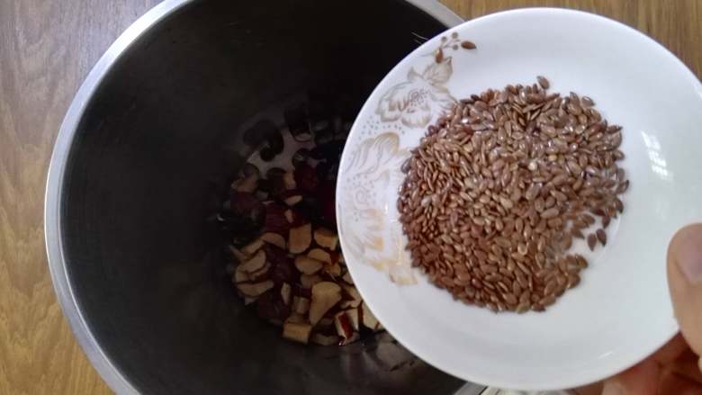 亚麻籽红枣豆浆,将黄豆和黑豆、红枣倒入豆浆桶中，再加入亚麻籽。