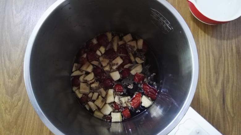 亚麻籽红枣豆浆,倒入适量的清水，盖上豆浆机的上盖，选择醇香豆浆，然后开始工作，剩下的工作就是准备好碗和耐心等待啦。