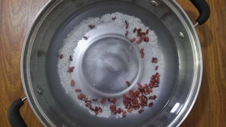 红枣红豆宝宝米粥,第二天早上，红豆已经胀发，锅中适量的清水，加入红豆和宝宝粥米。