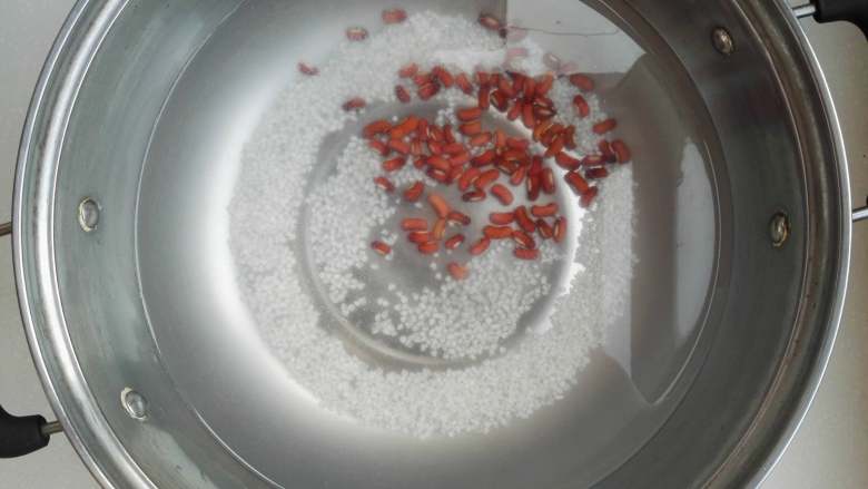 红枣红豆宝宝米粥,大火先煮开，再小火焖煮，二十分钟，粥米就已经开花了。