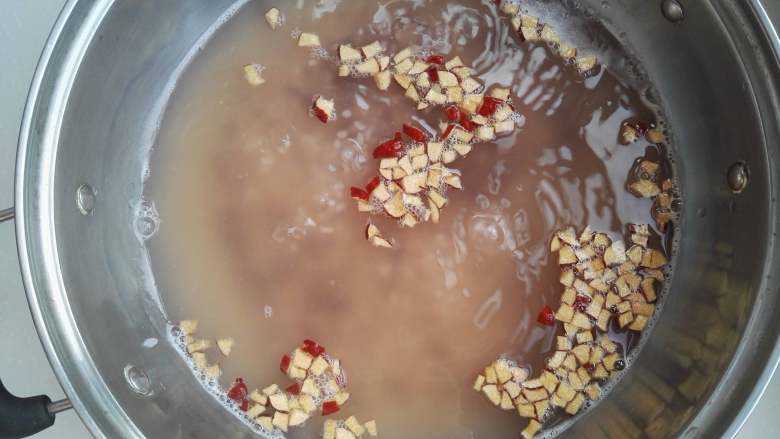 红枣红豆宝宝米粥,加入煮粥米的锅中，再熬煮10分钟，软糯的粥米，营养又微甜的口感，宝妈们都可以试试哦，宝宝一定会喜欢的。