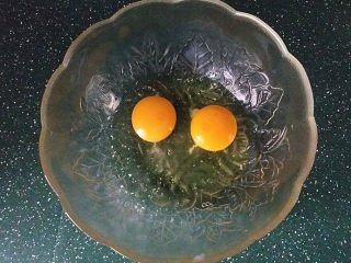 黑芝麻簿脆,碗中打入2个鸡蛋