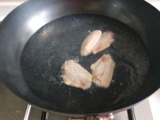 鸡翅干菌汤,鸡翅用开水煮一下。