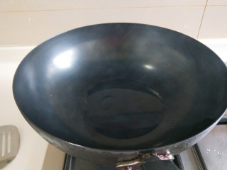 鸡翅干菌汤,锅中放适量油烧热。