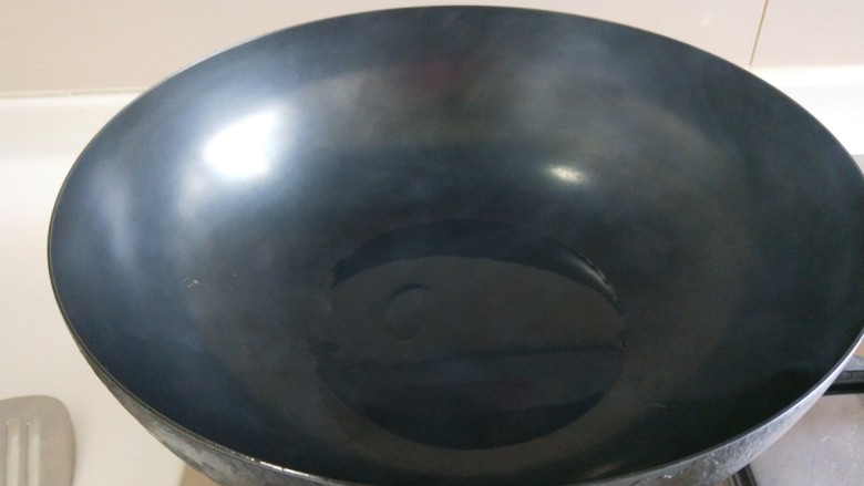 鸡翅干菌汤,锅中放适量油烧热。