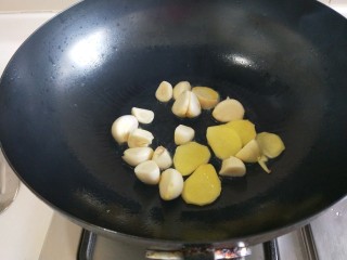 鸡翅干菌汤,放入姜蒜炒香。