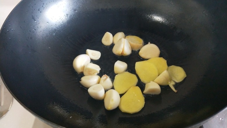 鸡翅干菌汤,放入姜蒜炒香。