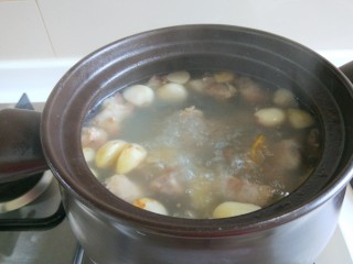 鸡翅干菌汤,鸡翅，干菌菇放入砂锅，加入开水。