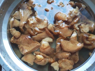 鸡翅干菌汤,这会儿的干菌菇泡好了，在洗几遍。