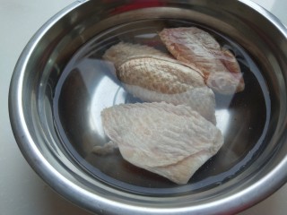 鸡翅干菌汤,鸡翅4块洗干净。