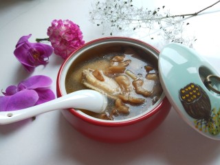 鸡翅干菌汤,倒入汤罐上桌。