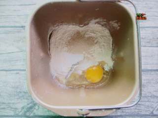 快手版无添加剂油条,将300克面粉，一个鸡蛋，5g酵母粉，45克水，2g小苏打放入面包桶内