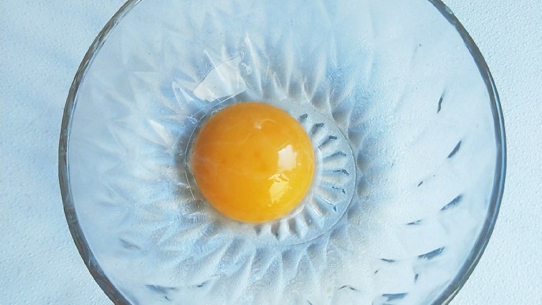 奶粉蛋黄布丁,鸡蛋取出蛋黄。