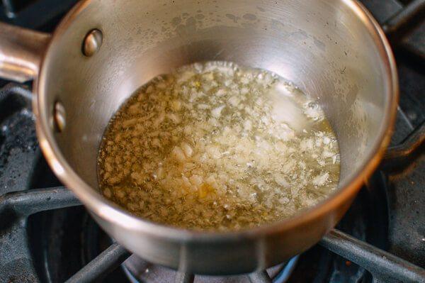 凉拌金针菇,中火热油，加入蒜末，翻炒10秒左右即可，不需要太熟。