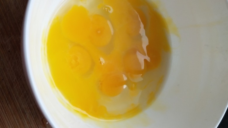 金针菇新吃法,蛋液入碗