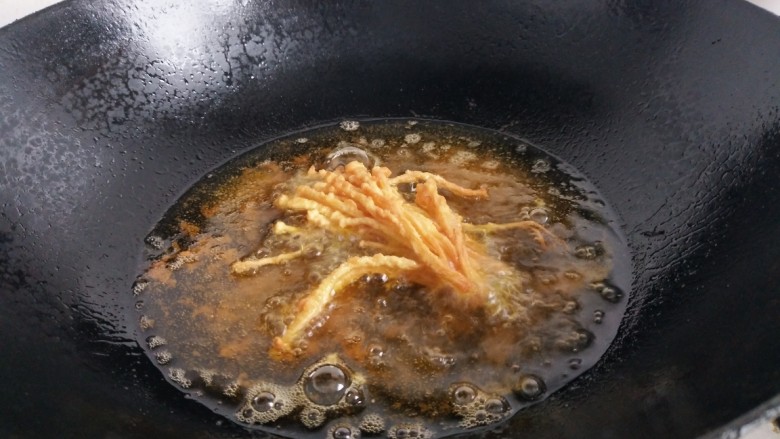 金针菇新吃法,放油锅里炸