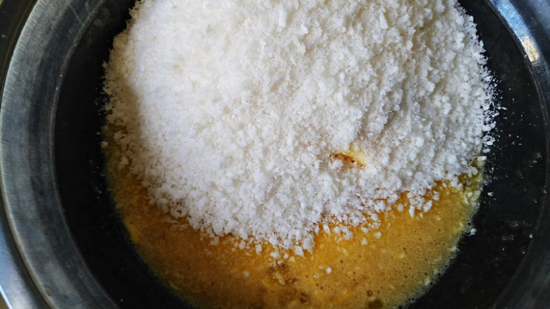 椰蓉手撕面包,将软化好的黄油加糖粉和蛋液混合均匀，加入椰蓉