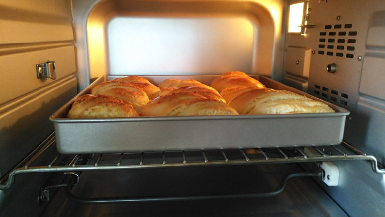 椰蓉手撕面包,放入预热好的烤箱中下层上下火165度20分钟
