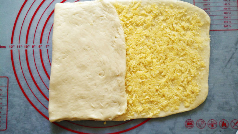 椰蓉手撕面包,将空白的三分之一往中间折叠