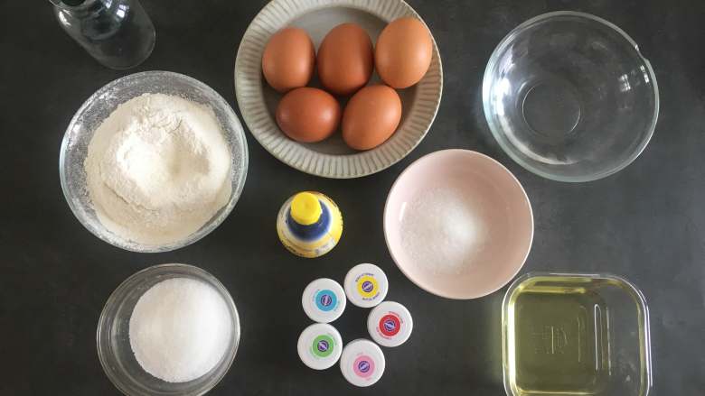 棋格奶油蛋糕，给生活画出一道彩虹,准备好所有的食材，分离蛋清和蛋黄，烤箱预热170度；