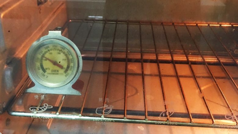 延烧起司蛋糕,烤箱预热至150度。