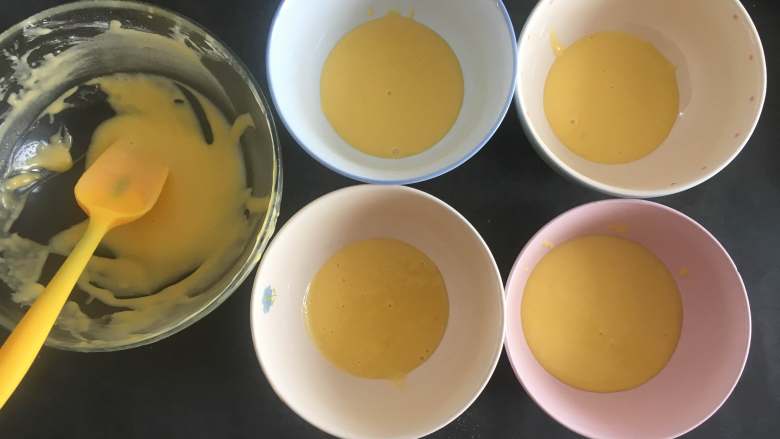棋格奶油蛋糕,给生活画出一道彩虹,将蛋黄液均分成5等份
