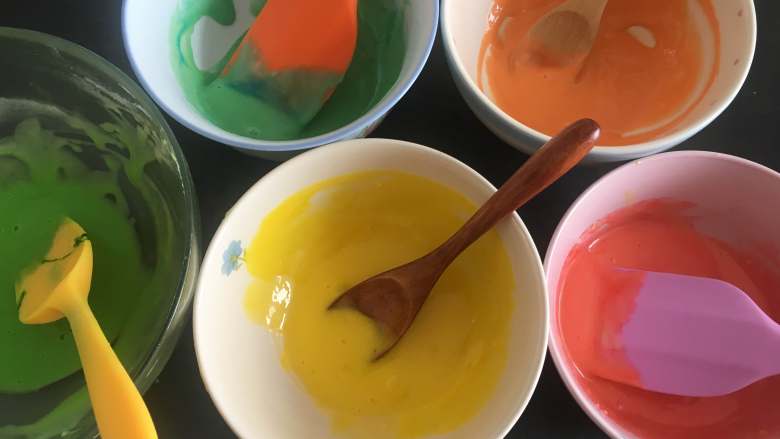 棋格奶油蛋糕，给生活画出一道彩虹,惠尔通的上色效果很赞，只需要用牙签蘸取1次的量基本就足够，然后搅拌均匀。为了避免混色，每个颜色都用了不同的刮刀或者勺子来搅拌。