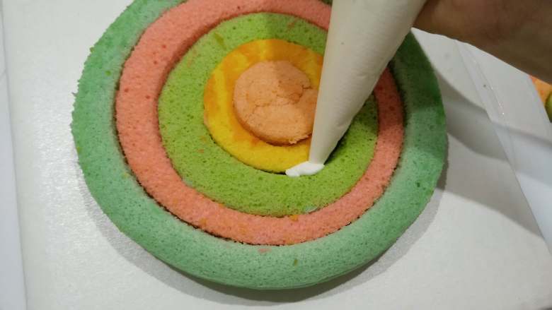 棋格奶油蛋糕，给生活画出一道彩虹,拼接的过程中如果发现蛋糕圈之间有缝隙，可以用打发好的奶油粘合一下；