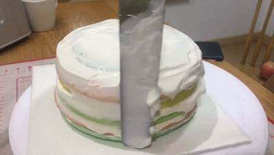 棋格奶油蛋糕，给生活画出一道彩虹,最上面的蛋糕胚抹上奶油，周边也抹上；