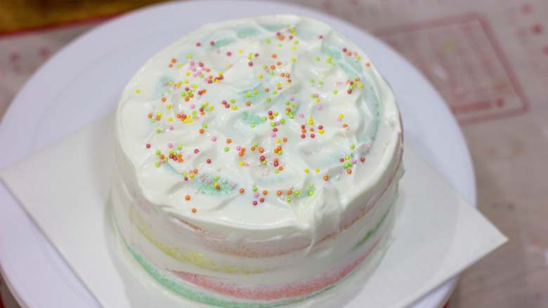 棋格奶油蛋糕，给生活画出一道彩虹,撒一些糖豆或者用水果装饰就可以啦！