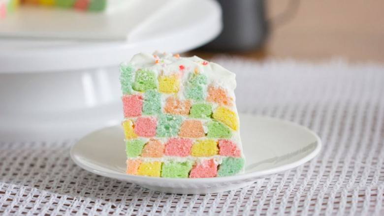 棋格奶油蛋糕，给生活画出一道彩虹,用面包刀切开来的横截面，是不是超级美？