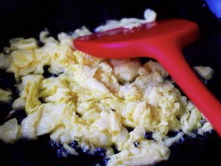 培根鸭蛋杂蔬炒饭,然后用锅铲把鸭蛋液进行翻炒，直至鸭蛋液慢慢变成凝固状态时，关火后把炒好的鸭蛋盛到碗里备用；