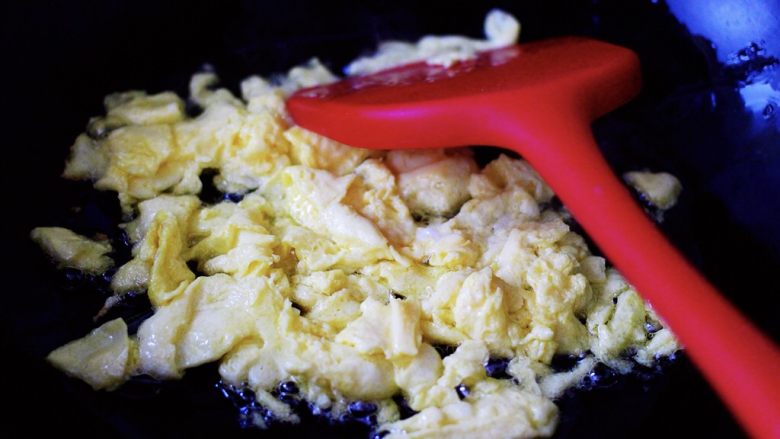 培根鸭蛋杂蔬炒饭,然后用锅铲把鸭蛋液进行翻炒，直至鸭蛋液慢慢变成凝固状态时，关火后把炒好的鸭蛋盛到碗里备用；