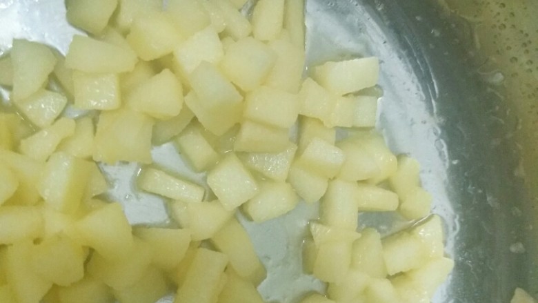 简单快手苹果吐司派，好吃又健康 ,锅里放入黄油，加入苹果丁，小火翻炒约2分钟。 