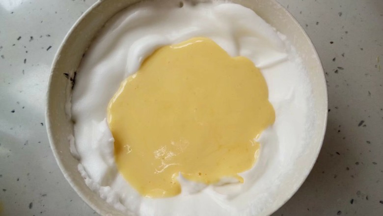 原味蛋糕卷,拌好的蛋黄糊倒回蛋白霜中拌匀