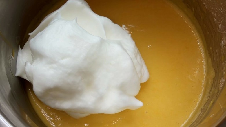 原味蛋糕卷,取三份之一的蛋白霜加入蛋黄糊中上下翻拌或切拌手法均匀。