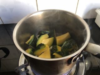 小奶锅煮日式南瓜,倒入南瓜，转大火，颠一下锅，使之受热受油均匀。