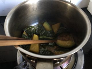 小奶锅煮日式南瓜,煮到汤汁收干，南瓜可以轻松的用筷子戳透为止。