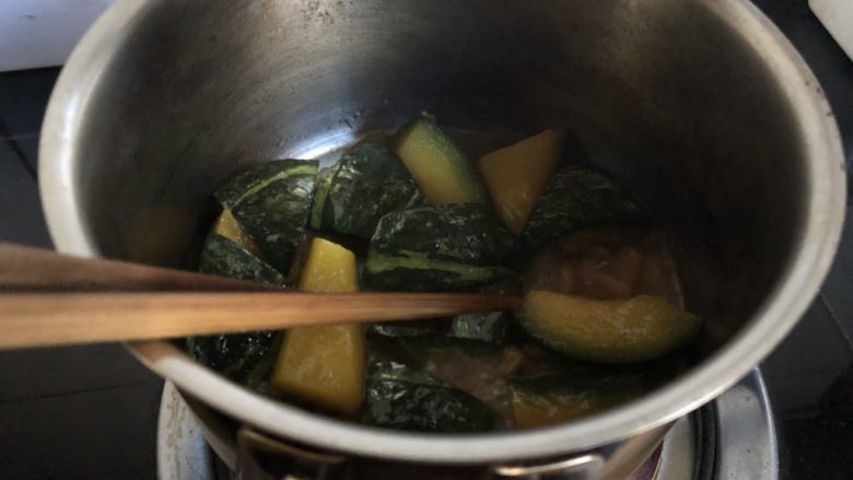 小奶锅煮日式南瓜,煮到汤汁收干，南瓜可以轻松的用筷子戳透为止。